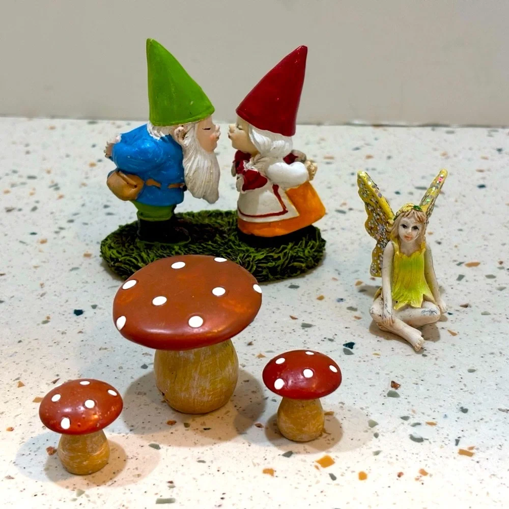 Miniature Minis, Fairy &‎ Kissing Gnomes Set with Mushroom Furniture
